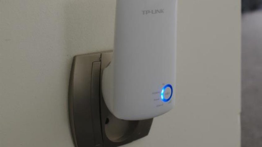 Internet przez gniazdka elektryczne i routery ładujące telefon