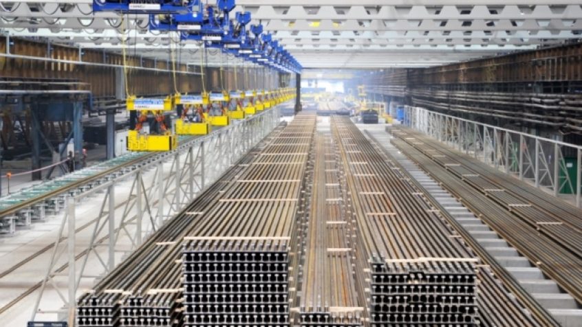Gotowe i oznakowane szyny w walcowni huty ArcelorMittal Poland w Dąbrowie Górniczej