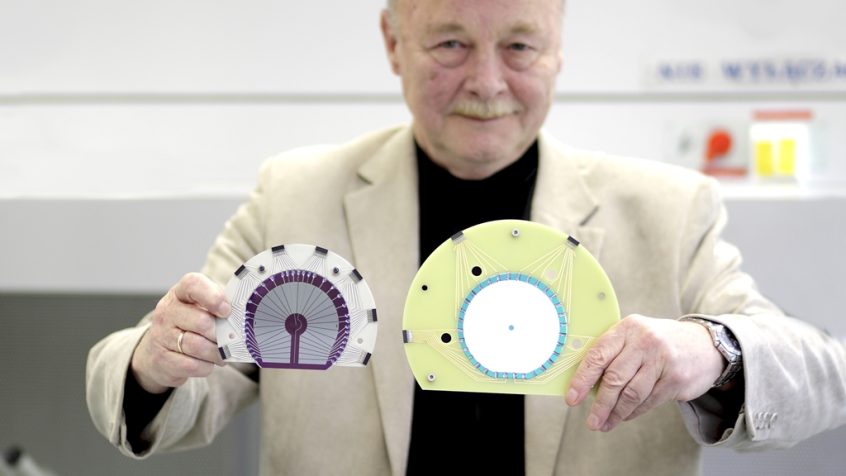 Najnowszą generację detektorów krzemowych, przeznaczoną do przyszłych eksperymentów jądrowych, prezentuje mgr inż. Maciej Węgrzecki z Instytutu Technologii Elektronowej w Warszawie