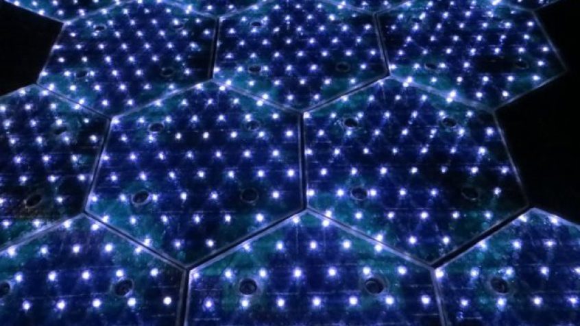 Działająca od 2006 r. firma Solar Roadways zaprojektowała i opracowała sześciokątne szklane panele słoneczne ze zintegrowanymi diodami LED , które mogą być zainstalowane na różnych powierzchniach, np. dróg, chodników czy placów zabaw.