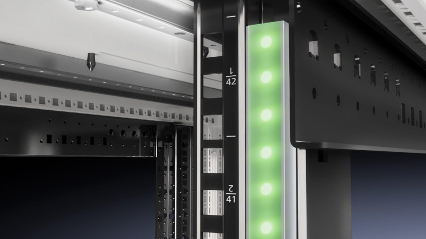 Listwa RFID rejestruje zainstalowane w szafie serwery i przełączniki sieciowe. Dodatkowo na każdą jednostkę wysokości przypadają trzy elementy antenowe oraz diody LED do sygnalizacji