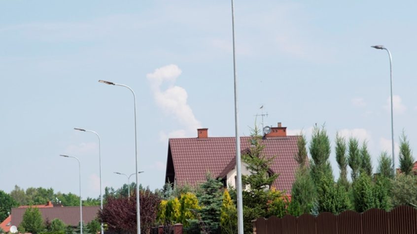 Wzdłuż ulicy Jutrzenki stanęło ponad 20 nowych latarni z oprawami LED