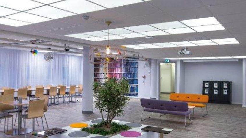 Sufit emitujący światło poprawi samopoczucie pracowników i ich wydajność w pracy
