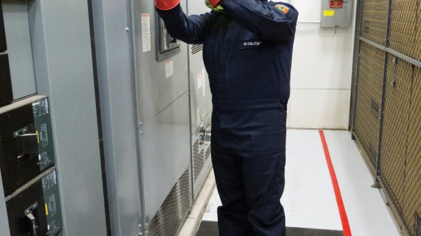 Sposoby zabezpieczania pracowników przed zagrożeniami wynikającymi z wyładowania łuku elektrycznego