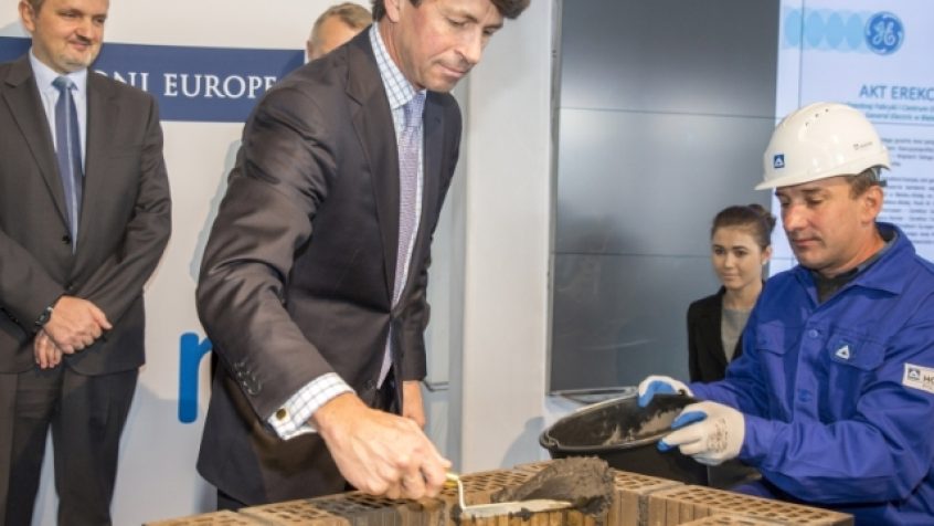 GE Industrial Solutions wmurowało dzisiaj w Bielsku Białej kamień węgielny pod budowę nowej, inteligentnej fabryki o powierzchni 45.000 m kw. W zakładzie będzie się odbywać zaawansowana technologicznie produkcja oraz mieścić Centrum Współpracy z Klientem.