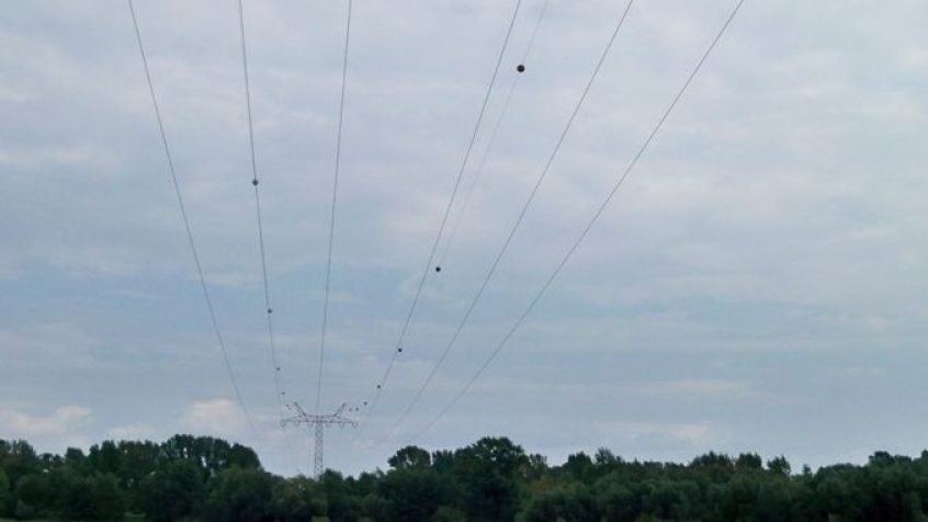 Linia elektroenergetyczna napowietrzna wysokiego napięcia (110 kV) nad Wisłą w Warszawie w pobliżu elektrociepłowni Siekierki