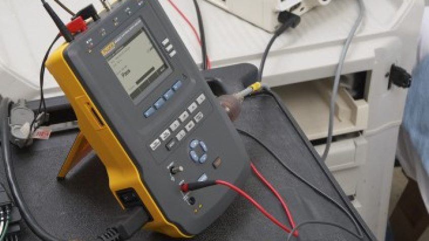 Fluke Biomedical wprowadza na rynek zautomatyzowany ręczny Analizator Bezpieczeństwa Elektrycznego ESA615