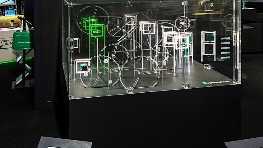 „Szklana maszyna” („glass machine”) pokazuje w jaki sposób rozwiązanie SmartBridge zapewnia przejrzystość funkcji czujników.
