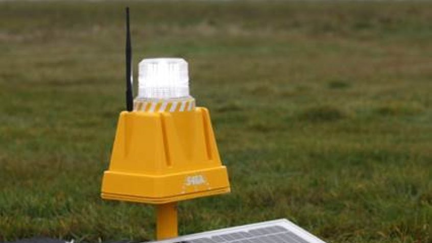Inteligentne lampy solarne sterowane radiowo to rozwiązanie podnoszące funkcjonalność wielu „mniejszych” lotnisk oraz popularyzujące latanie, dlatego też zespół Solutions4GA postanowił zainwestować w system oświetlenia lotnisk z segmentu GA.