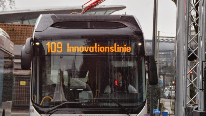 Volvo Buses i Siemens dostarczyły już miastu Hamburg kompleksowe, miejskie rozwiązanie mobilne obejmujące trzy autobusy hybrydowe Volvo z napędem elektrycznym oraz cztery stacje ładowania