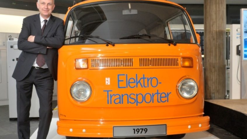 Marka Volkswagen Samochody Użytkowe pokazuje historycznego elektrycznego Ogórka, czyli Transportera Bulli T2