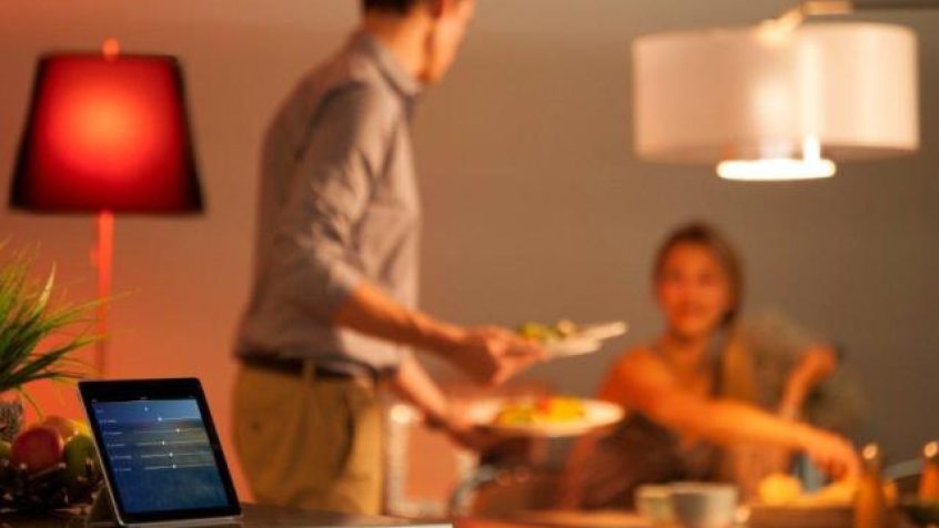 Nowa innowacyjna aplikacja od Convo wykorzystująca technologię zintegrowanego oświetlenia Philips Hue odmienia życie osób niesłyszących