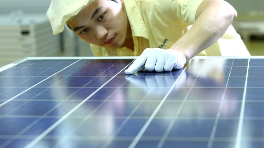 Produkcja modułów słonecznych JA Solar