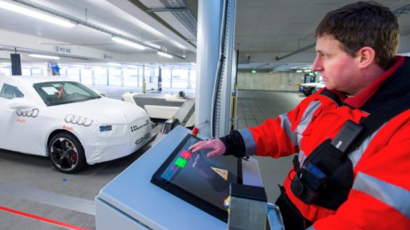 W fabryce Audi roboty transportują samochody
