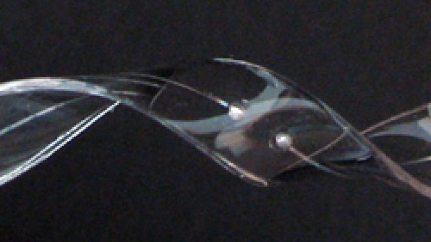 Antena składa się z płynnego metalu wstrzykiwanego elastomerowymi mikrokanałami. Anteny mogą być zniekształcane - skręcane i wyginane, ponieważ właściwości mechaniczne dyktowane są przez