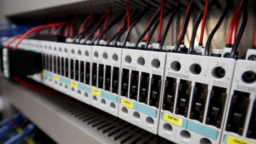 GreyLogix projektuje i wykonuje szafy sterownicze dla dużych projektów automatyki - w tym również zapewniających nadzór nad całymi fabrykami i elektrowniami
