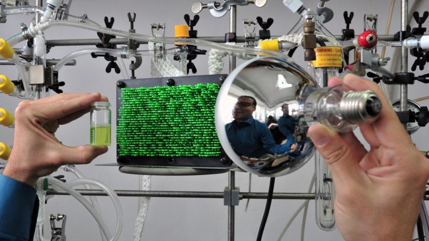 Innowacyjny, trójwymiarowy fotokatalizator, opracowany w Instytucie Chemii Fizycznej Polskiej Akademii Nauk w Warszawie i Fuzhou University w Chinach, reaguje głównie ze światłem widzialnym i aktywuje nowe wiązania chemiczne, które magazynują energię słoneczną. Model na zdjęciu przedstawia płaszczyznę grafenową (czarna płyta) pokrytą nanoprętami tlenku cynku (zielone pręty)