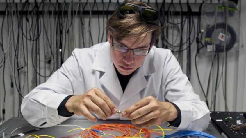 W Instytucie Fizyki Doświadczalnej Wydziału Fizyki Uniwersytetu Warszawskiego zbudowano femtosekundowy laser na światłowodzie. Na zdjęciu doktorant Jan Szczepanek w laboratorium w trakcie prac nad laserem.