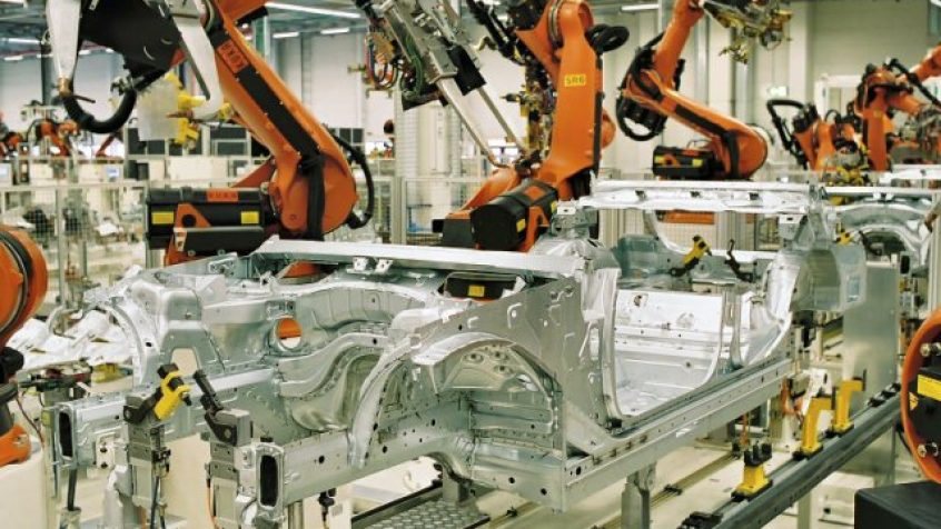 Roboty przemysłowe na linii produkcyjnej w branży automotive