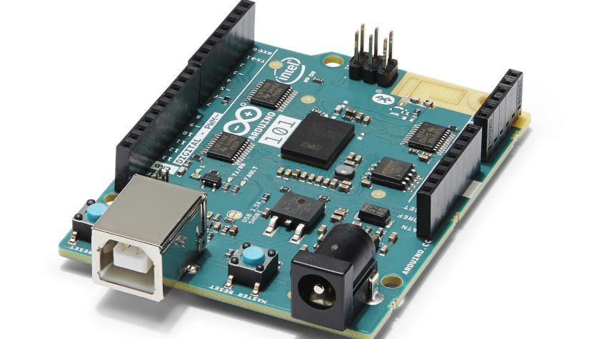 Płytka Arduino 101 napędzana miniaturowym modulem Intel Curie