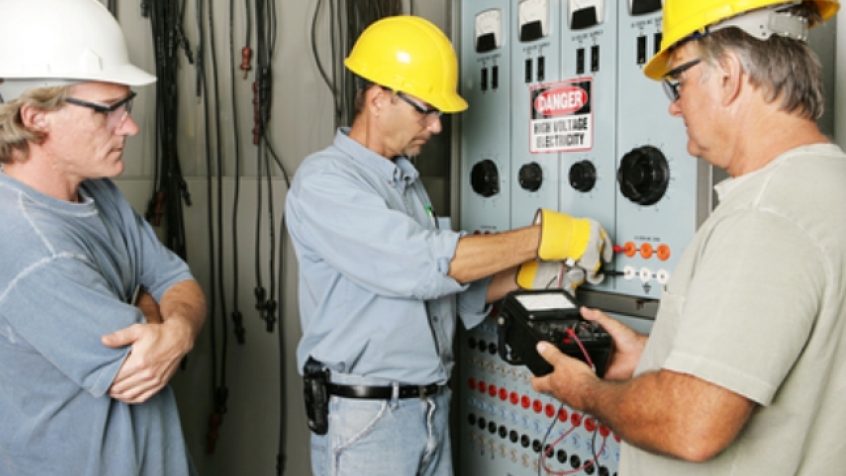 Napięcia w pracy przy urządzeniach elektroenergetycznych