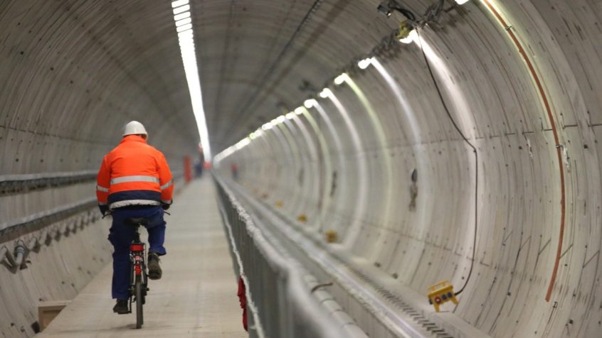 Widok na tunel przyspieszający o długości 2,1 km European XFEL. Laser rentgenowski biegnie w systemie tuneli o długości 5,8 km