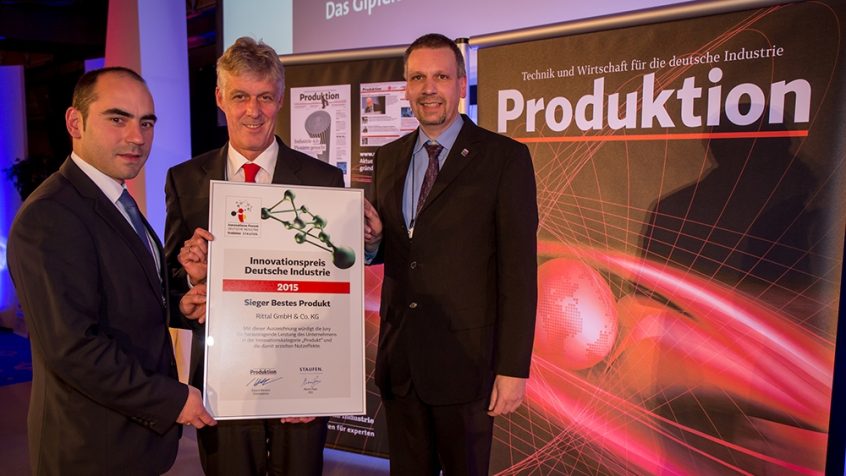 Dumni laureaci: nagrodę przemysłu niemieckiego za innowacyjność odebrali: dr Thomas Steffen, dyrektor Rittal ds. badań i rozwoju (w środku), Heiko Holighaus, szef działu badawczo-rozwojowego (po prawej) i projektant Juan Carlos Cacho Alonso (po lewej).