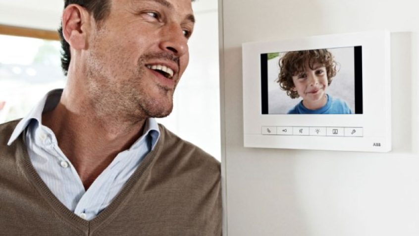 System inteligentnego zarządzania budynkiem ABB-free@home zostaje rozbudowany o funkcję sterowania głosem.