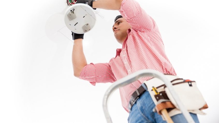 Instalacje oświetlenia z wieloobwodowymi łącznikami wymagają stosowania przewodów czterożyłowych z niebieską żyłą neutralną. Fot. nkt cables