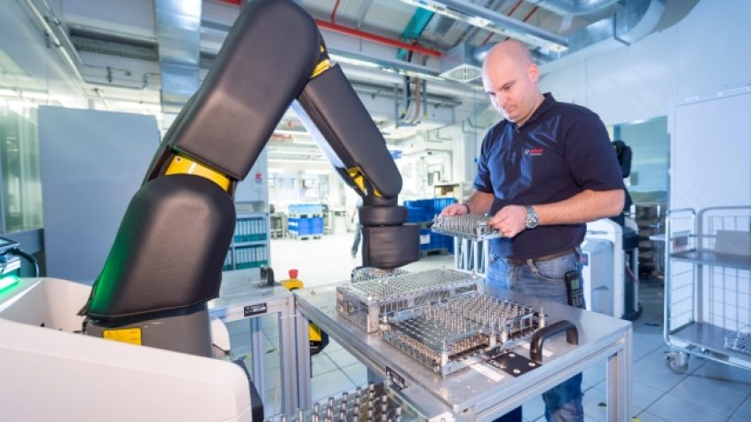 W fabryce Boscha w Stuttgart-Feuerbach, pracownik współpracuje z automatycznym asystentem produkcji lub APAS. Ramię robota jest wyposażone w czujnik skóry, który wykrywa obecność człowieka pracującego przy maszynie. Jeśli ktoś podejdzie zbyt blisko, asystent produkcji zatrzymuje się natychmiast, bez dotykania pracownika. Stowarzyszenie ubezpieczeń od odpowiedzialności pracodawców przyznało APAS certyfikat bezpieczeństwa do bezpośredniej współpracy z ludźmi.