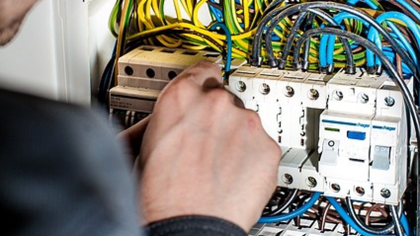 Elektryk przy pracy
