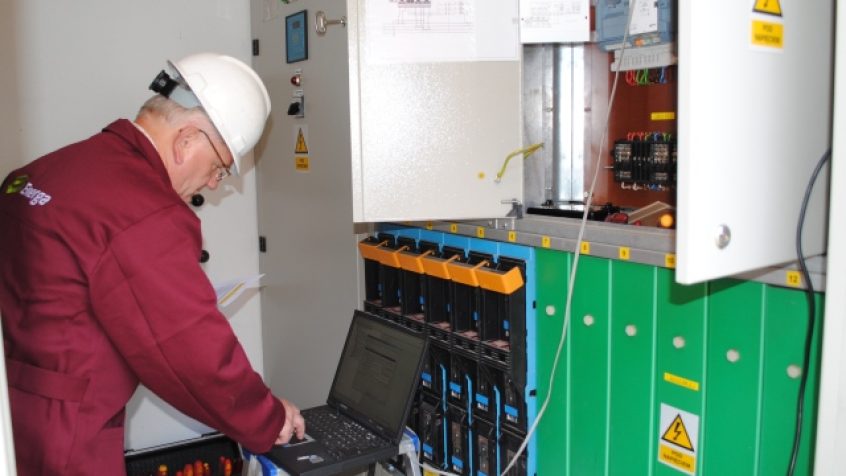 Elektromonter układów pomiarowych podczas ustawiania parametrów transmisji