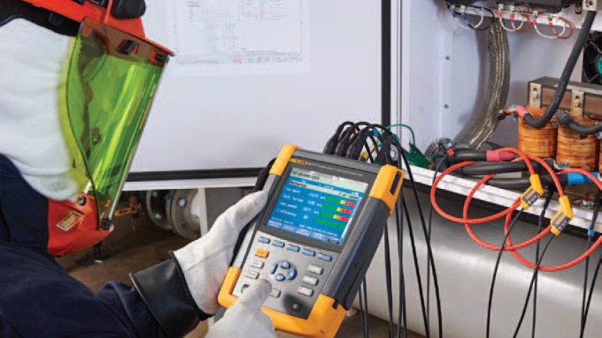 Fluke 438-II mierzy zarówno elektryczne, jak i mechaniczne parametry pracy silników elektrycznych