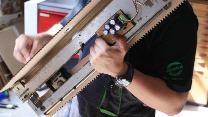 Izydoor - mechanizm odzyskujący energię kinetyczną z ruchu drzwi