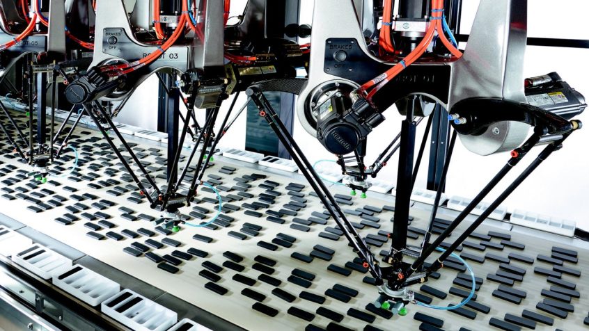 Prosty język skryptowy Lua umożliwia szybkie i łatwe programowanie robotów.