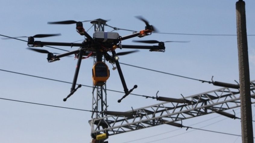 Drony można wykorzystywać przy akcjach ratowniczych w trudno dostępnych miejscach (np. w górach), do inspekcji sieci elektroenergetycznych czy w kartografii. Kosztują od 5 do 10 razy mniej niż śmigłowce.