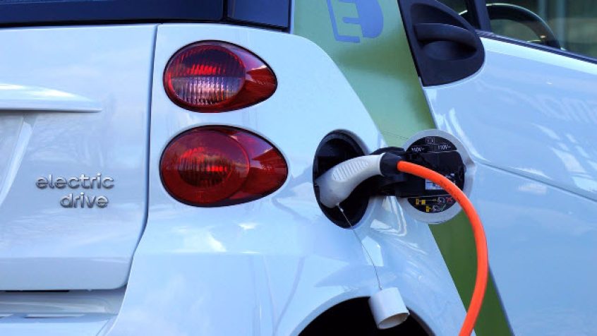 Ładowanie samochodu z napędem elektrycznym
