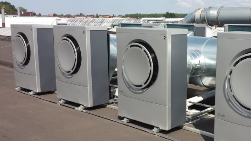 Pompy ciepła Danfoss zapewniają codzienne oszczędności w fabryce mebli Klose