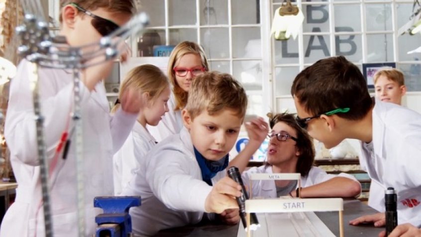 ABB uruchamia pilotażową serię programów edukacyjno-naukowych w łódzkim FabLabie