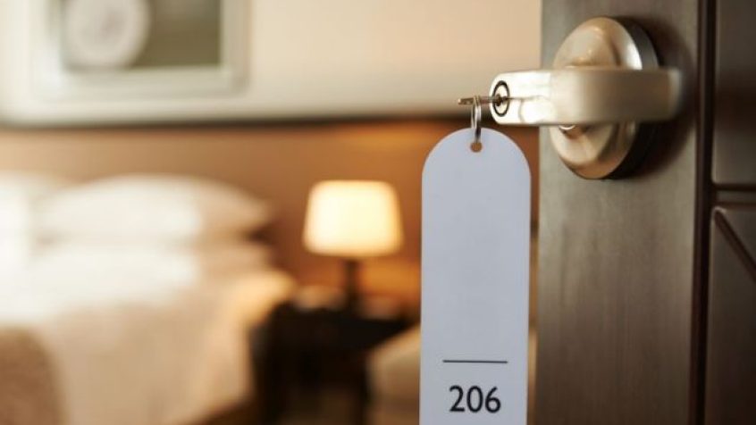 Oświetlenie zapewniające komfort gości w pokoju hotelowym