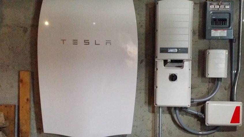 Akumulator Tesla PowerWall podłączony do domowej sieci