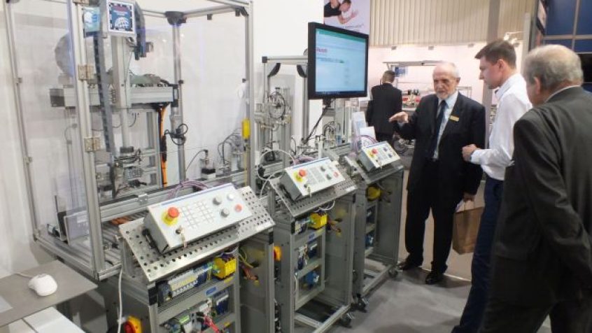 Mechatroniczne stanowisko dydaktyczne mMS 4.0 umożliwia montaż kostek na linii składającej się z trzech stanowisk roboczych: magazynu półproduktów, prasy pneumatycznej lub hydraulicznej i magazynu wysokiego składowania.
