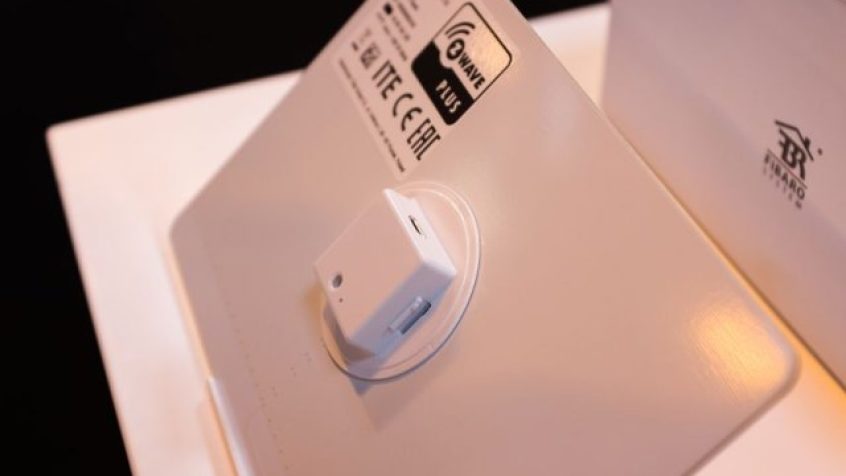 Kontroler Fibaro Swipe może być zasilany za pomocą 4 baterii AA lub przewodowo poprzez złącze Micro USB.