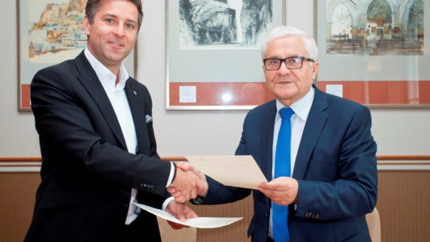 Politechnika Warszawska podpisała umowę z Konsorcjum Polski E-BUS, reprezentowanym przez URSUS BUS S.A.