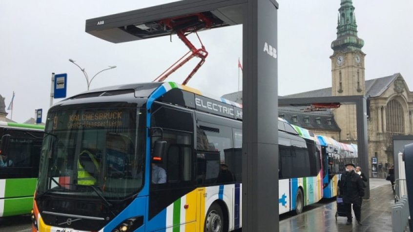 Pełne naładowanie akumulatorów trwa zaledwie 90 minut, gdy dysponujemy siecią trójfazową. Już 10 minutowe ładowanie umożliwia przejechanie samochodem 20 km. Jeśli auto podłączone jest do sieci 220 V, wówczas ładowanie trwa od 8 do 10 godzin.