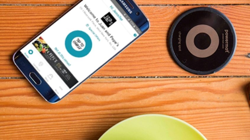 Bezprzewodowe ładowanie smartfonów może zwiększyć przychody w branży HoReCa