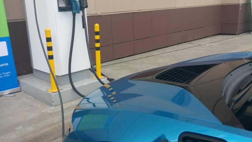 W Petersburgu uruchomiona została pierwsza ogólnomiejska sieć szybkich, wielostandardowych stacji ładowania pojazdów elektrycznych