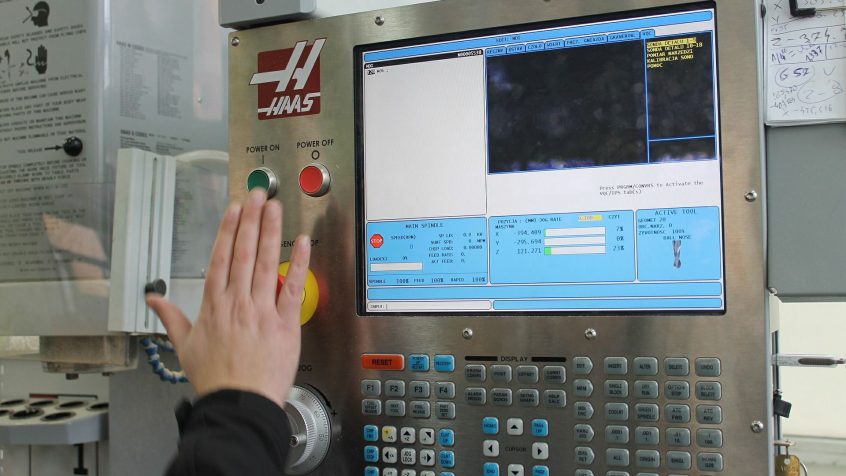 Jak jest zbudowany i jakie funkcje ma układ CNC?