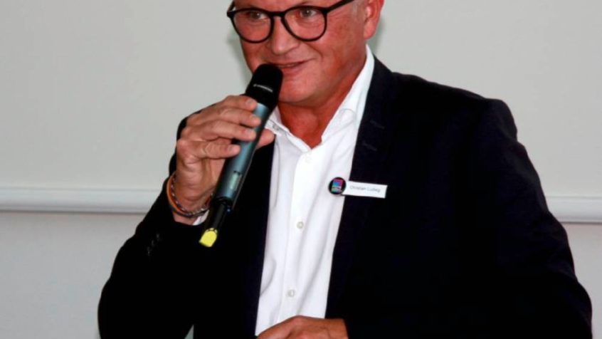 „Na pierwszym planie postawiliśmy dialog między klientami a ekspertami, ponieważ cyfryzacją ciągle jeszcze budzi niepewność i prowokuje liczne pytania” mówi Christian Ludwig, wiceprezes ds. sprzedaży IT w Rittal i prowadzący Dni Praktyki IT Rittal.