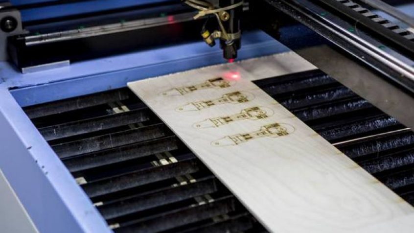 ABB uruchamia pilotażową serię programów edukacyjno-naukowych w łódzkim FabLabie